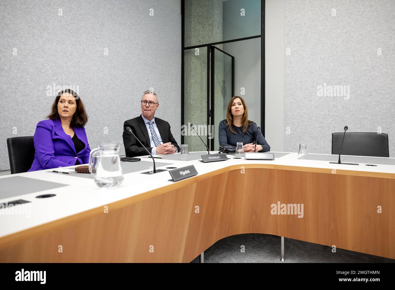 L'AIA - Anita Pijpelink (GroenLinks/PvdA), Peter Smitskam (PVV) e Claudia van Zanten (BBB) membri della commissione parlamentare d'inchiesta sulla corona durante la riunione costituente. La commissione condurrà ricerche sul processo decisionale politico e sulle conseguenze sociali della crisi della corona. ANP ROBIN VAN LONKHUIJSEN netherlands Out - belgio Out Foto Stock