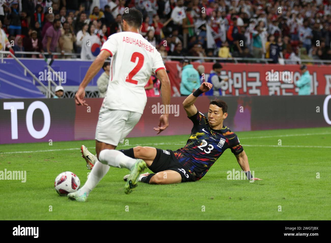 Doha, Qatar. 6 febbraio 2024. DOHA, QATAR - 06 FEBBRAIO: Tae-hwan Kim della Corea del Sud blocca un cross durante la semifinale della Coppa d'Asia AFC tra Giordania e Corea del Sud all'Ahmad Bin Ali Stadium il 6 febbraio 2024 a Doha, Qatar. Credito: MB Media Solutions/Alamy Live News Foto Stock