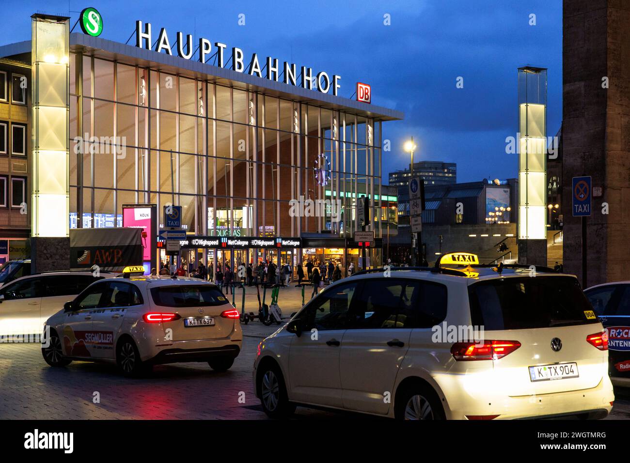 I taxi si trovano nella piazza di fronte alla stazione centrale, Colonia, Germania. Taxi am Bahnhofsvorplatz, Hauptbahnhof, Koeln, Deutschland. Foto Stock