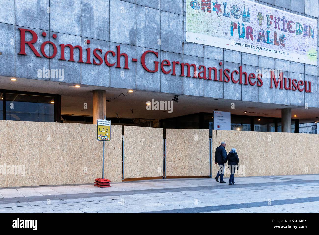 A causa di lavori di ristrutturazione generale, il Museo Romano-Germanico di Roncalliplatz è chiuso e recintato a Colonia, Germania. 24.01.2024 Wegen Generalsanierung IS Foto Stock