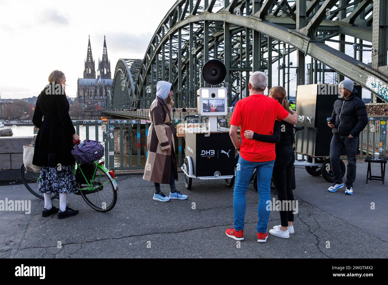 Durante il Campionato europeo di pallamano 2024, una scatola fotografica della Federazione tedesca di pallamano si trovava al ponte Hohenzollern, dove i passanti potevano passare Foto Stock