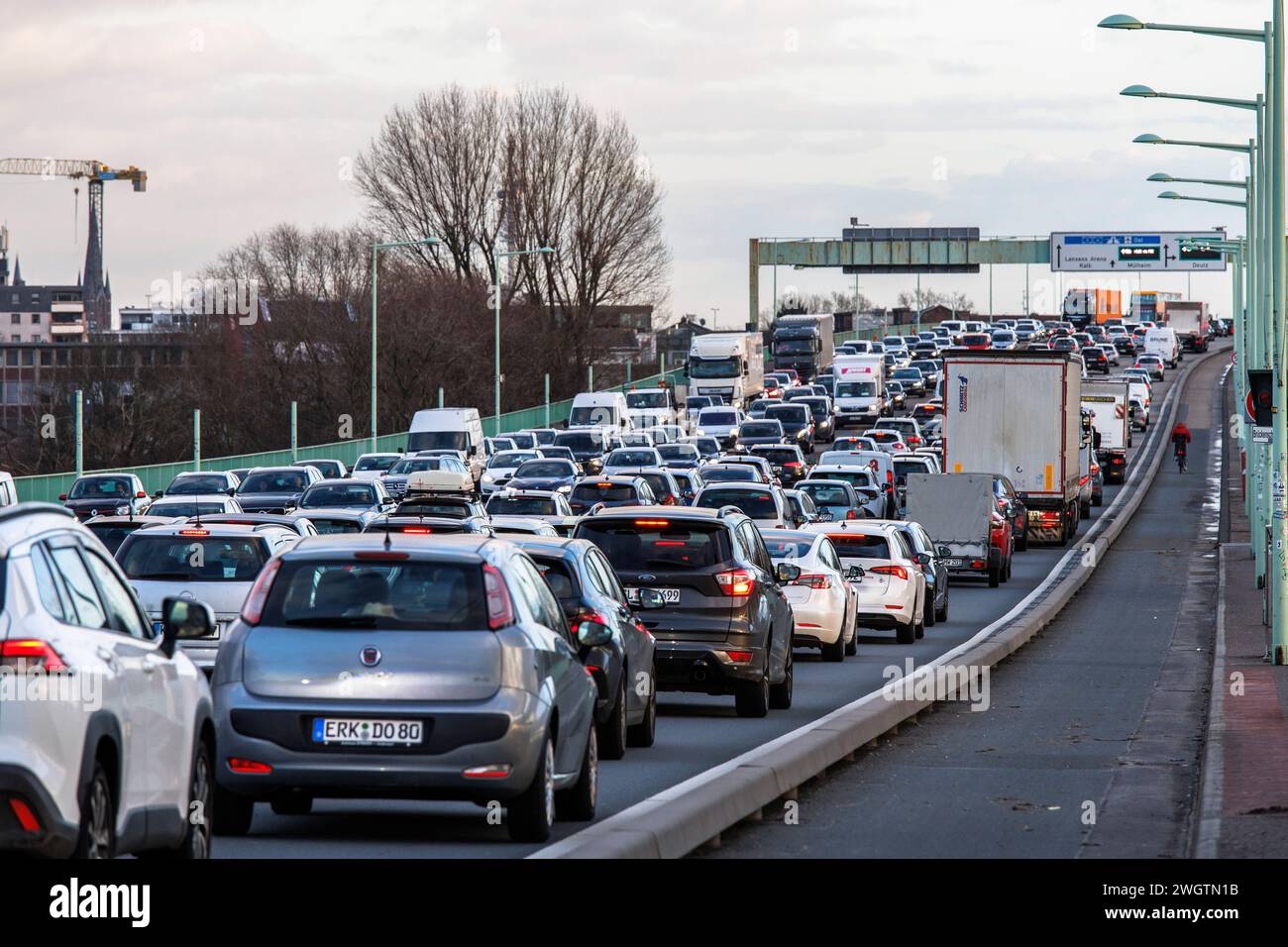 Ingorgo sul ponte dello zoo, Colonia, Germania. Stau auf der Zoobruecke, Koeln, Germania. Foto Stock