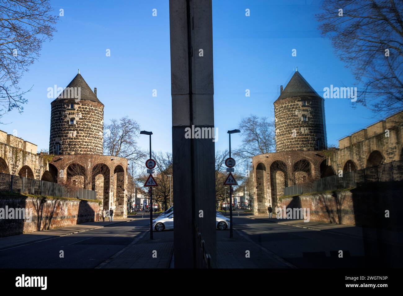 La torre del mulino Gereons in via Gereonswall, edificio delle mura medievali della città, riflesso in una finestra, Colonia, Germania. Der Gereonsmueh Foto Stock