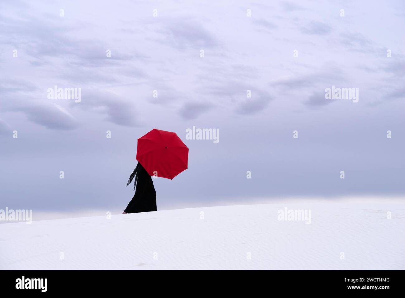 Julie cammina sulle sabbie di gesso al White Sands National Park, New Mexico Foto Stock