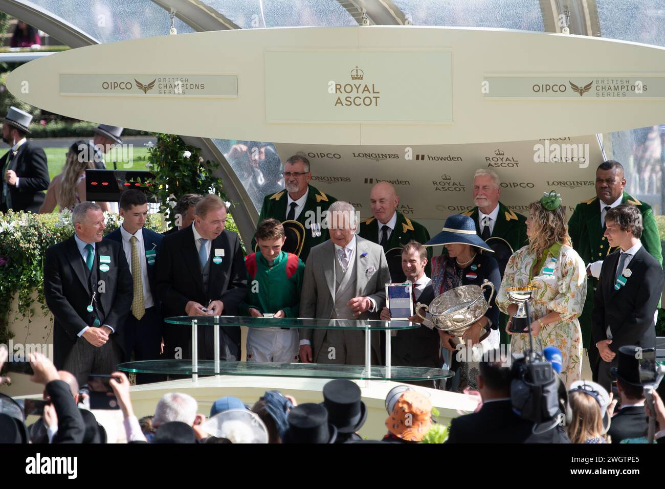 IMMAGINI DEI FILE. 6 febbraio 2024. Buckingham Palace ha annunciato che a re Carlo è stato diagnosticato un cancro. Re Carlo III fa le presentazioni dei vincitori per le incoronazioni. La gara fu vinta dal cavallo Tahiyra guidato dal fantino Chris Hayes e allenato da D K Weld. Crediti: Maureen McLean/Alamy Foto Stock