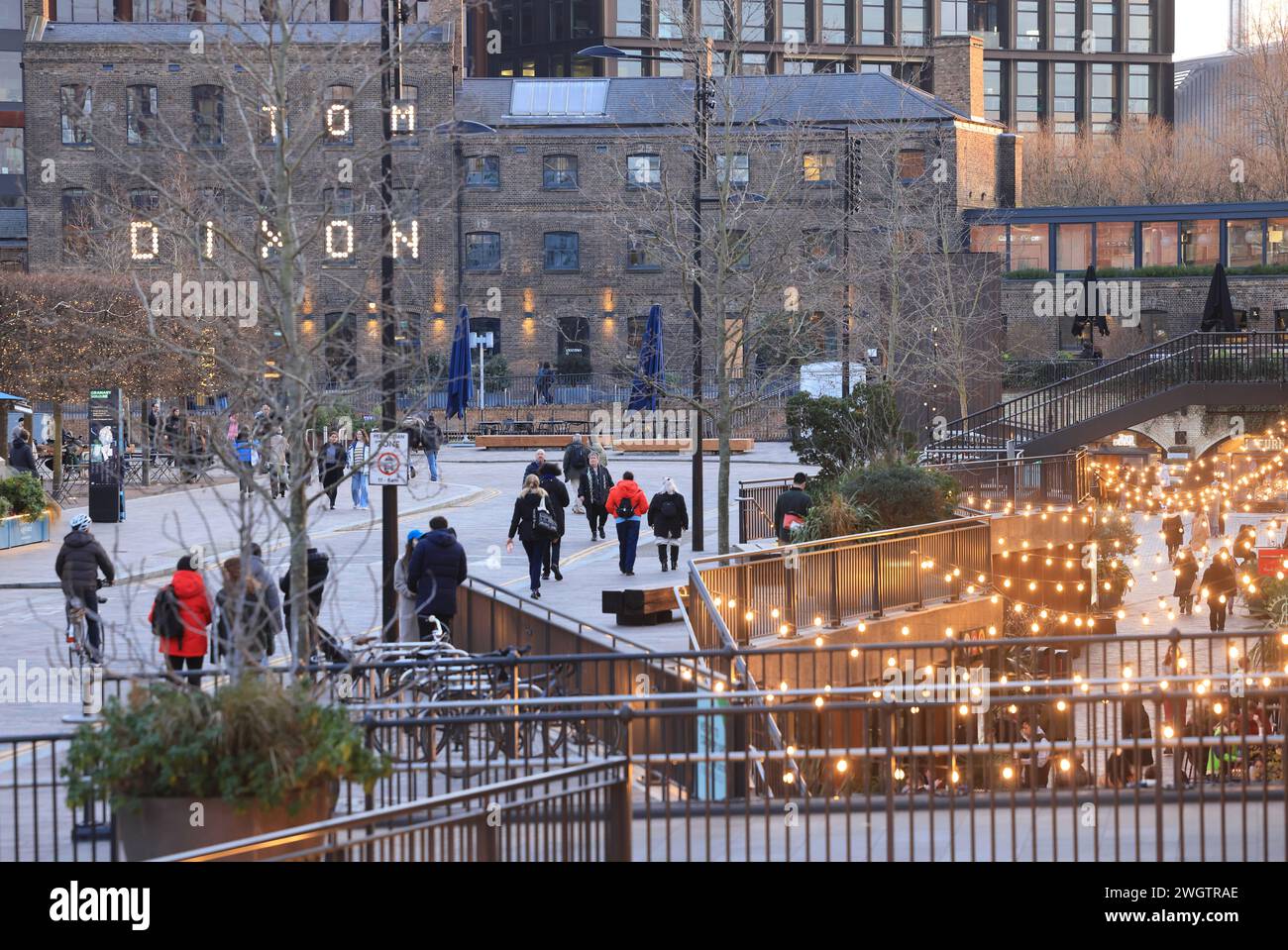 Le luci di Lower Stable Street a Coal Drops Yard con Tom Dixon nell'edificio storico, oltre Kings Cross, nel nord di Londra, Regno Unito Foto Stock