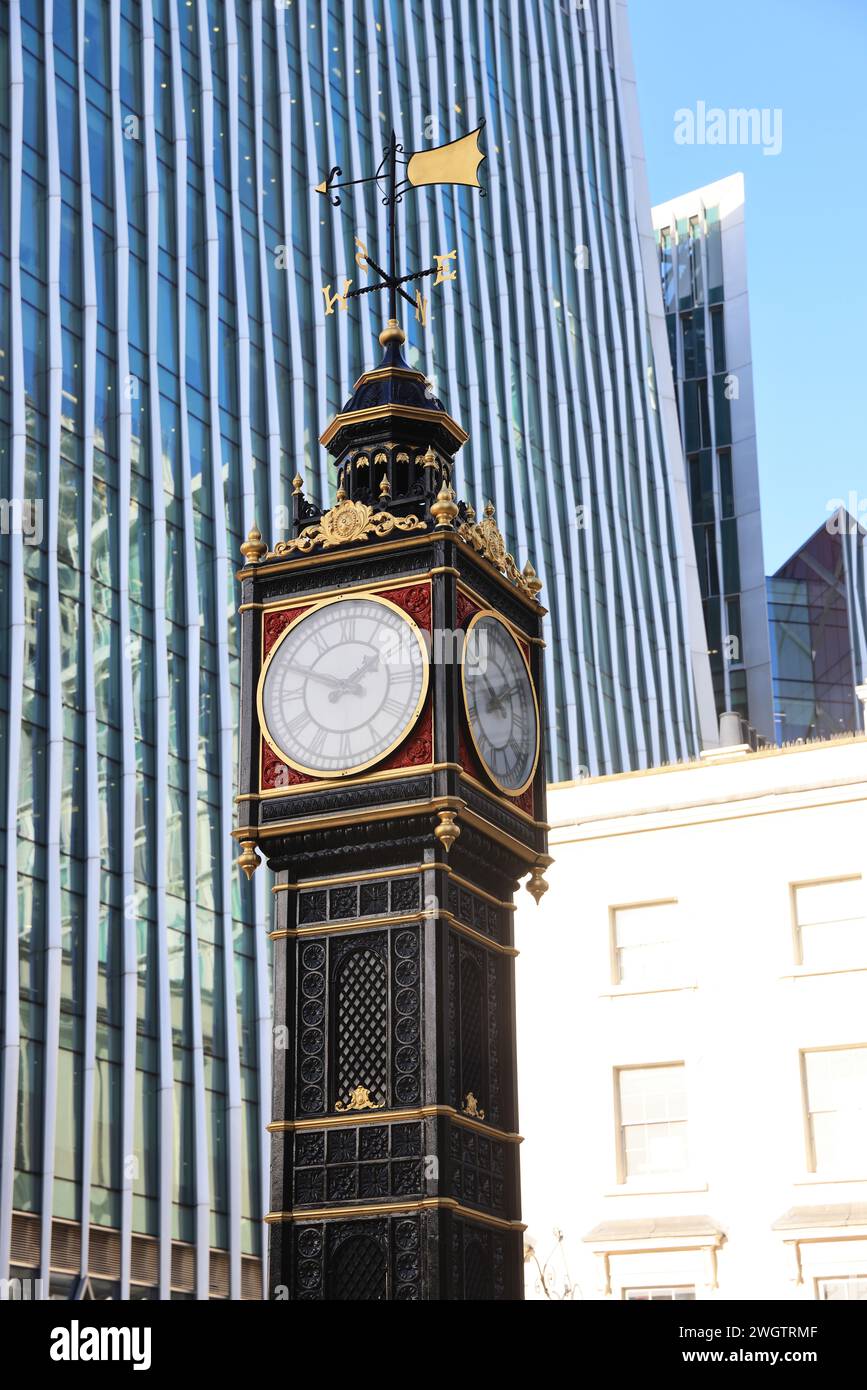 Little Ben Clock, una torre dell'orologio in ghisa in miniatura, all'incrocio tra Vauxhall Bridge Road e Victoria Street, vicino alla stazione, Londra, Regno Unito Foto Stock
