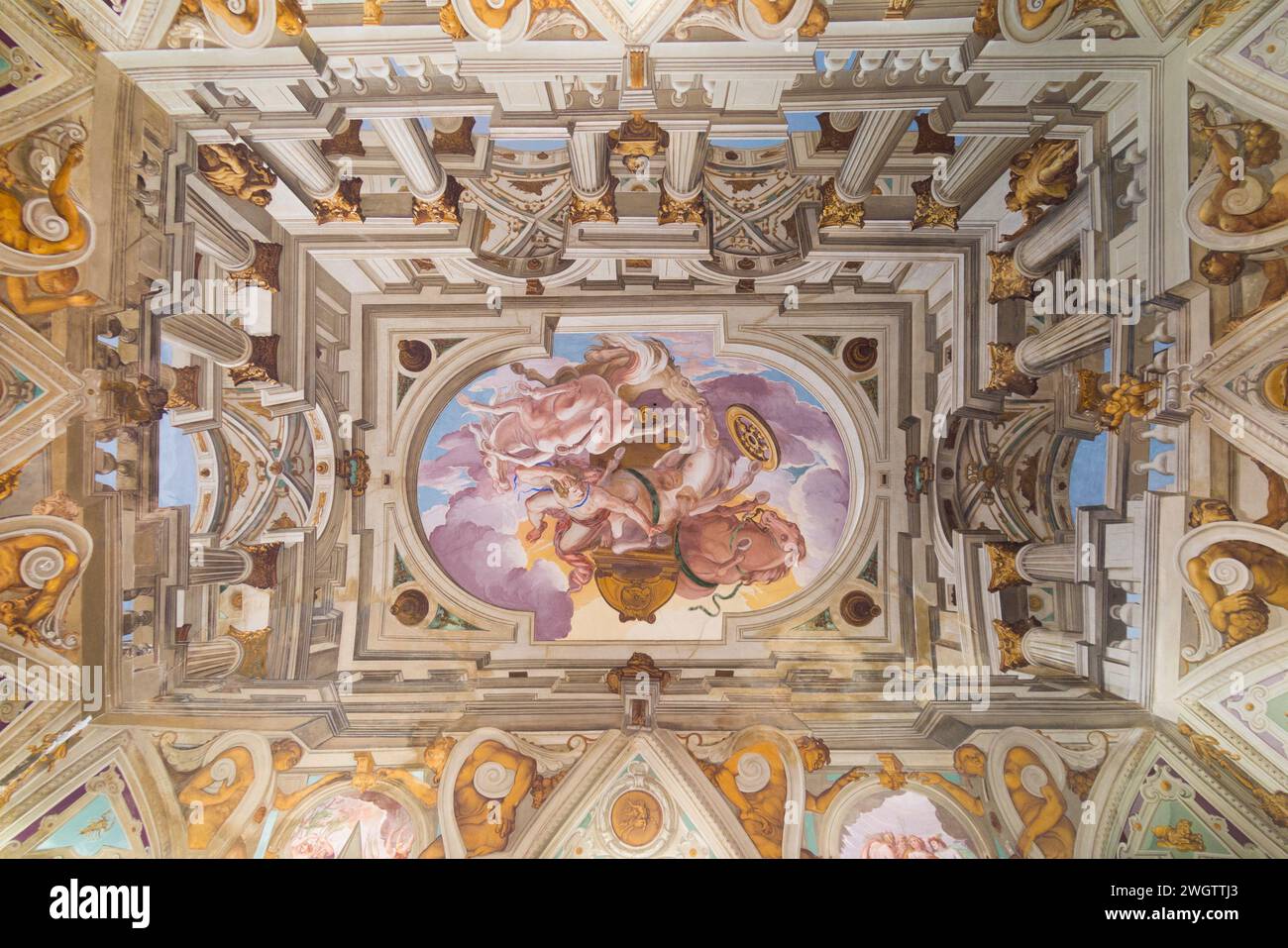 La caduta di Phaeton (Phaethon) dipinta sul soffitto della sala Carlone in stile barocco. Le Chateau, Château Musée Grimaldi, a Cagnes-sur-Mer, la città della Riviera vicino a Nizza. Francia. (135) Foto Stock