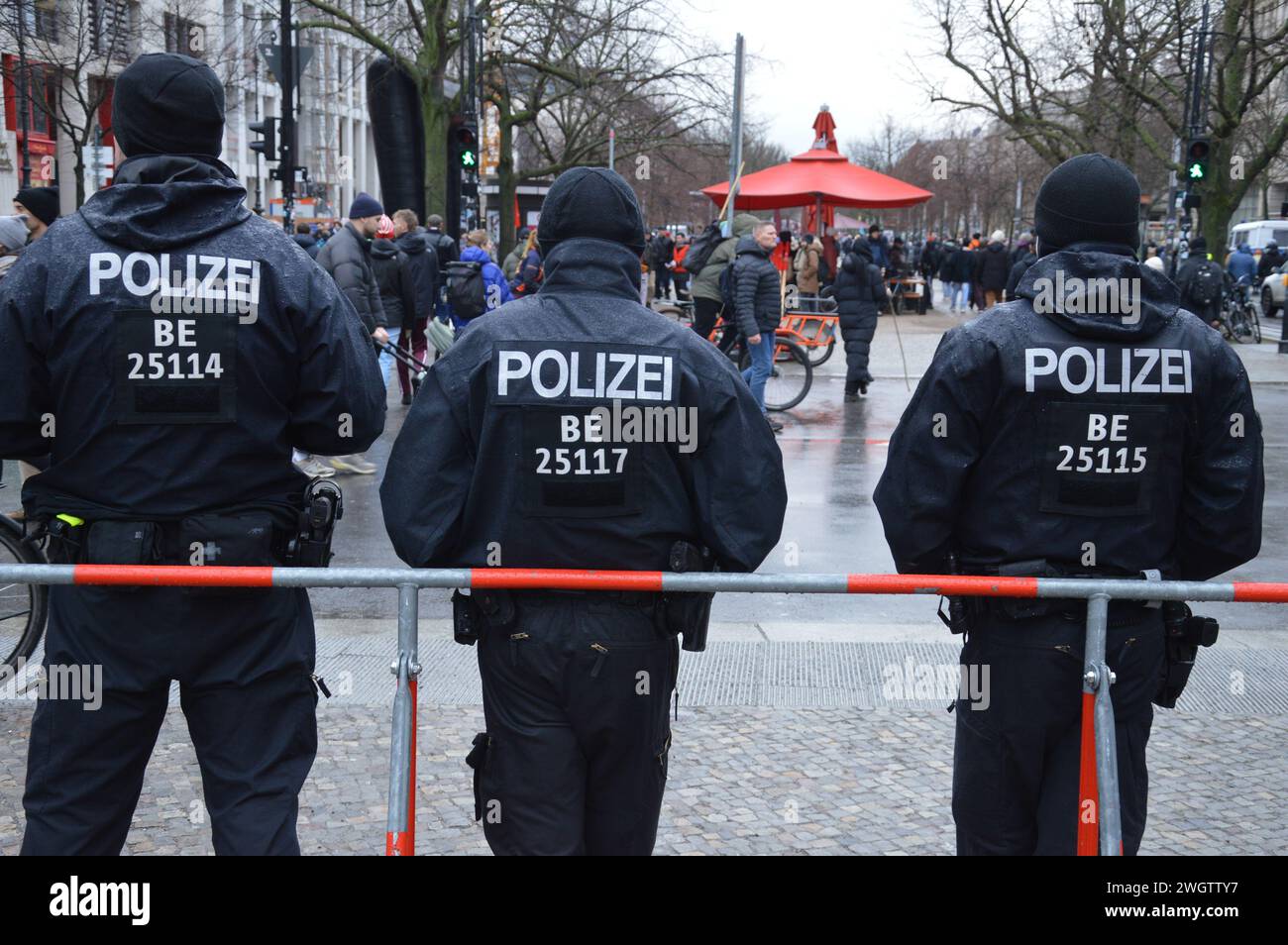 Berlino, Germania - 3 febbraio 2024 - tre agenti di polizia a Unter den Linden. (Foto di Markku Rainer Peltonen) Foto Stock