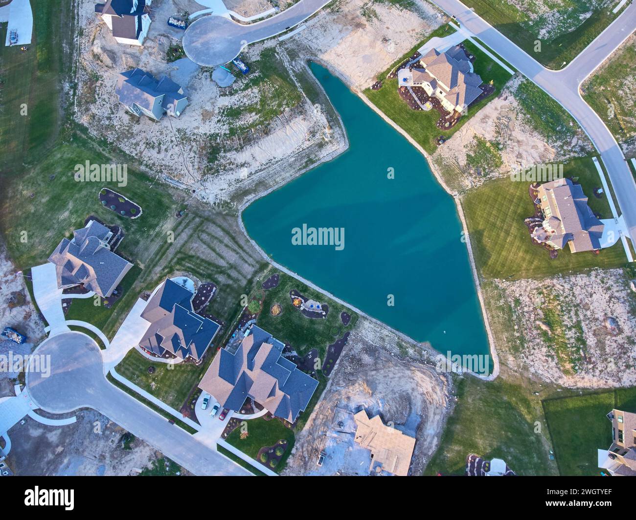 Aerial Top Down of Suburban Expansion by Blue Water in autunno Foto Stock