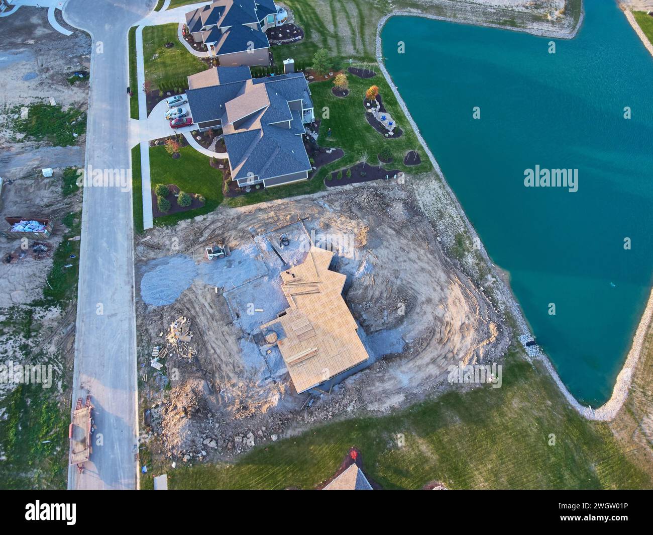 Veduta aerea del sito di sviluppo e costruzione di Suburban Lakeside Foto Stock