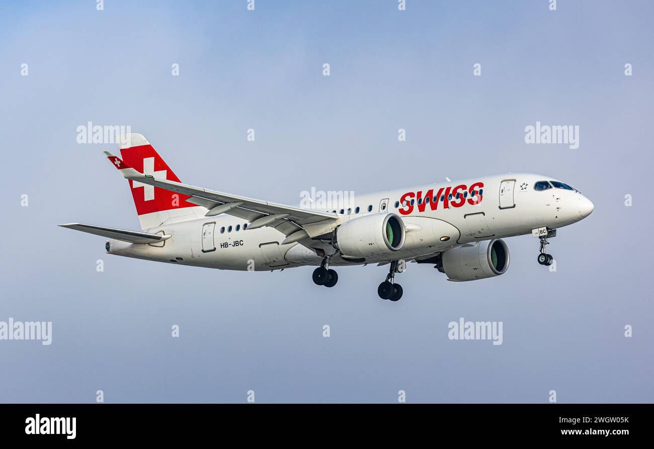 Ein Airbus A220-100 von Swiss International Airlines befindet sich im Landeanflug auf den Flughafen Zürich. Registrazione HB-JBC. (Zürich, Schweiz, 14. Foto Stock