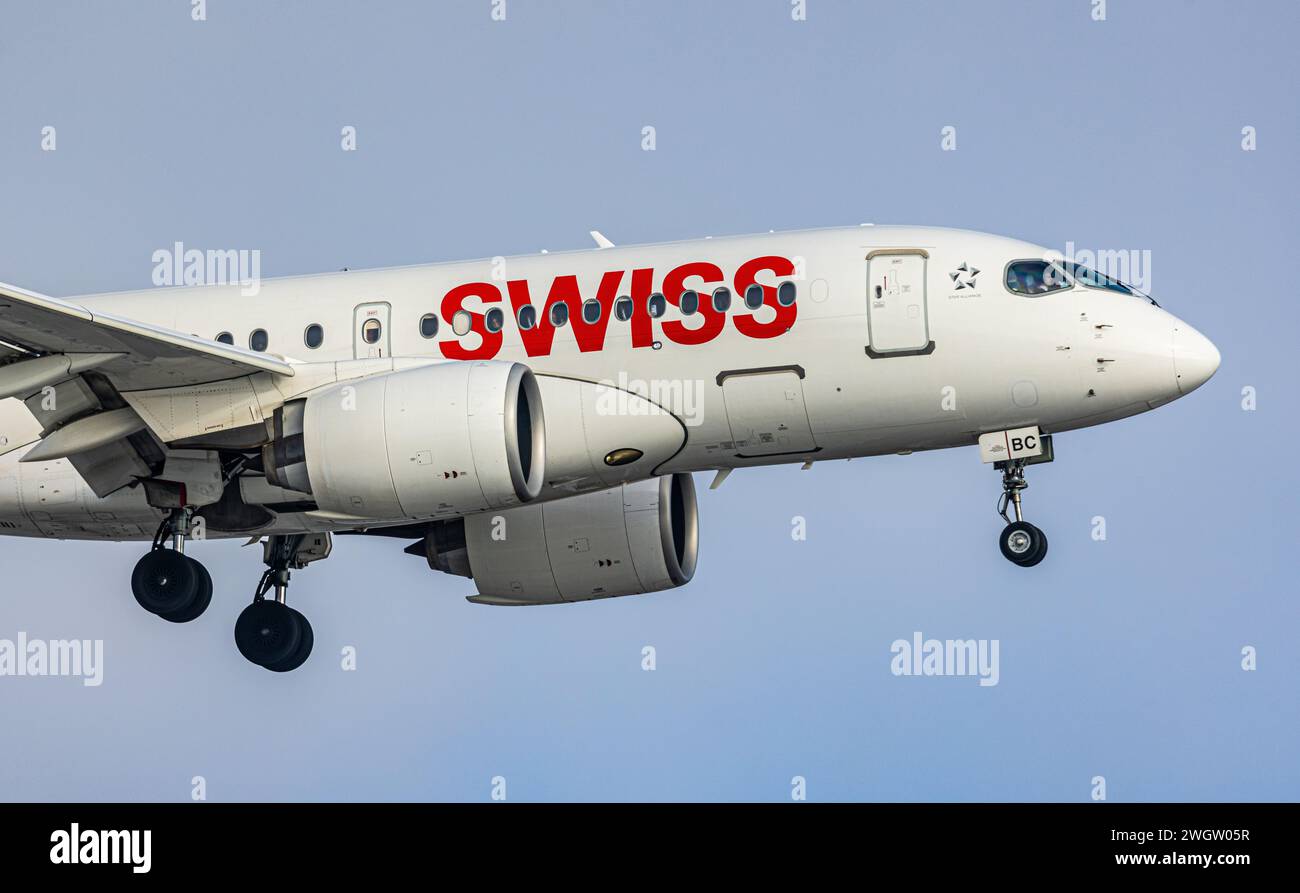 Ein Airbus A220-100 von Swiss International Airlines befindet sich im Landeanflug auf den Flughafen Zürich. Registrazione HB-JBC. (Zürich, Schweiz, 14. Foto Stock