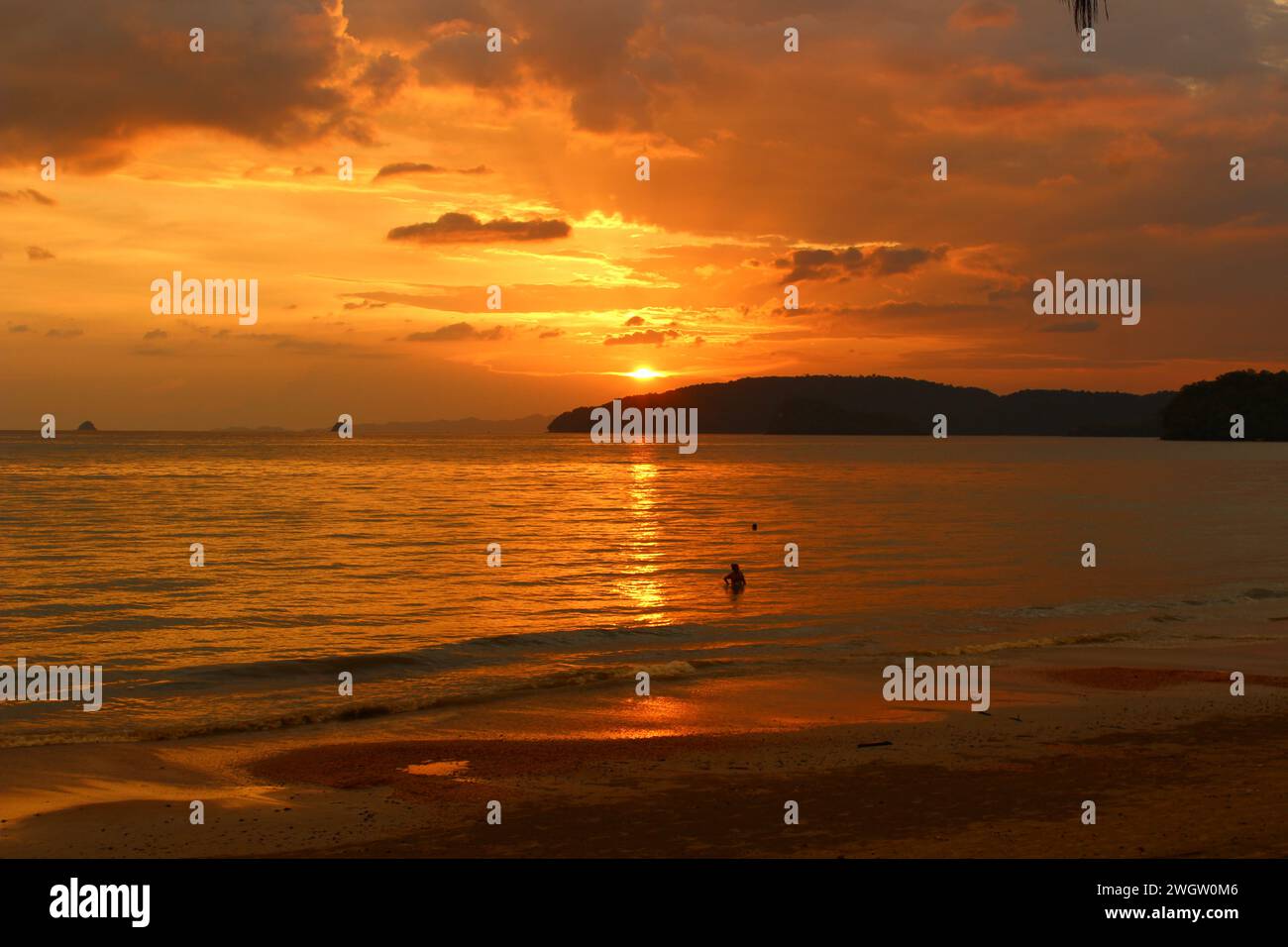 Splendido tramonto sul mare delle Andamane ad Ao Nang Foto Stock