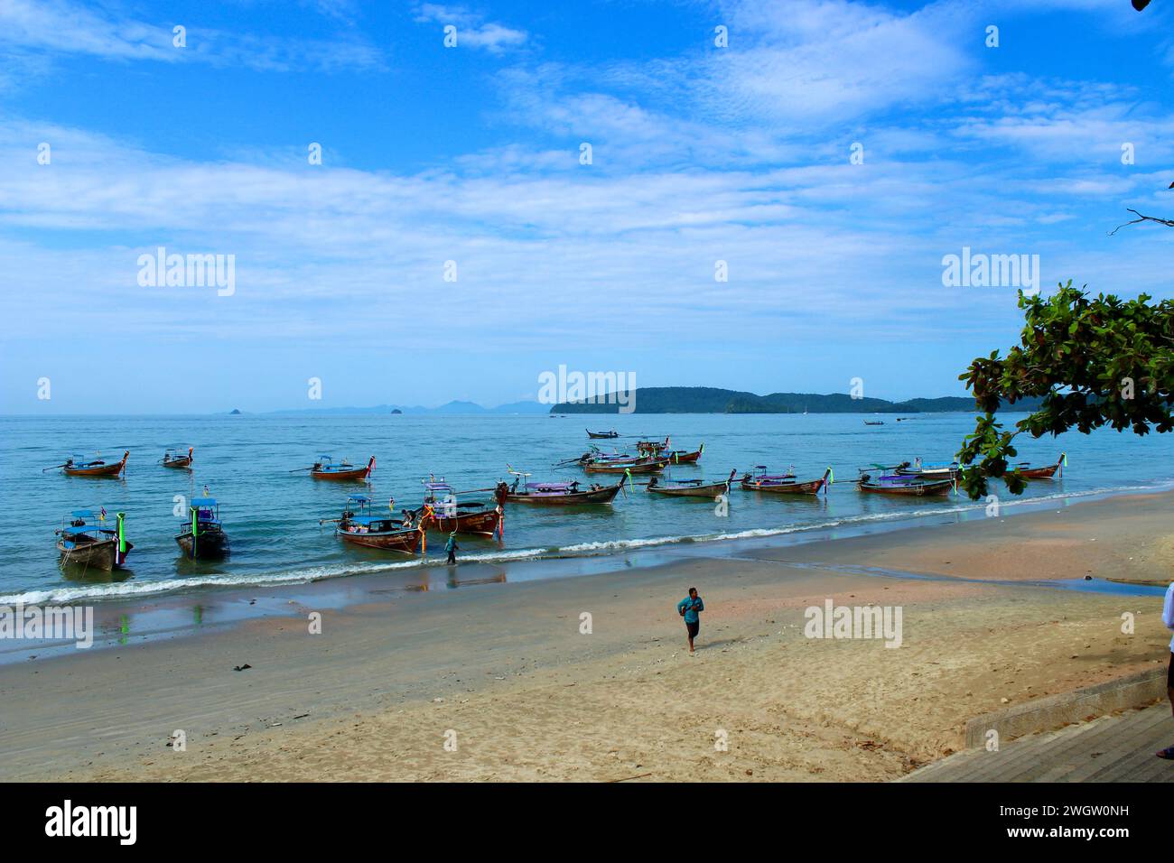 Vista mare con barche sulla spiaggia di Ao Nang Foto Stock