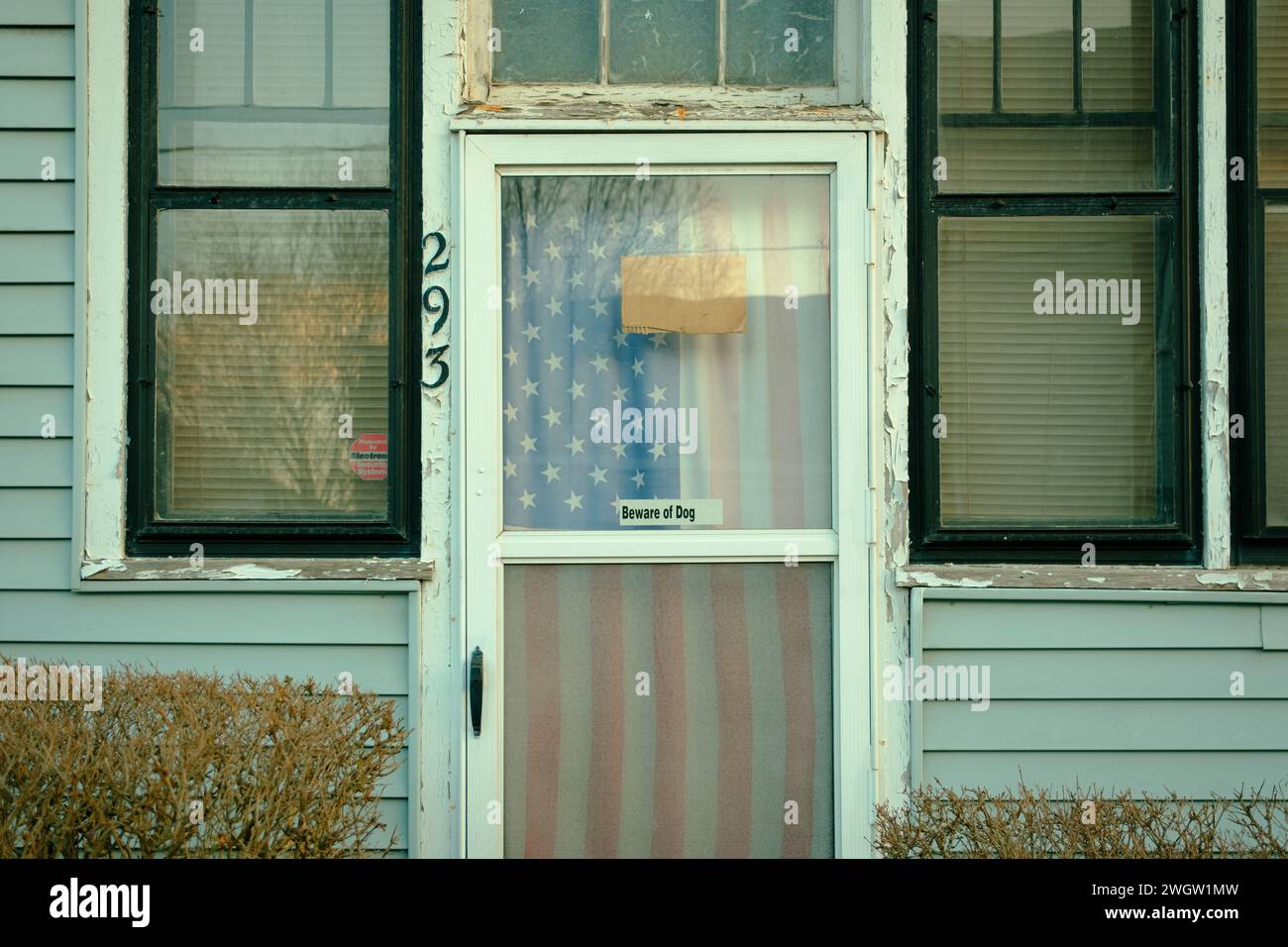 Porta con bandiera americana su una casa nel First Ward, Buffalo, New York Foto Stock