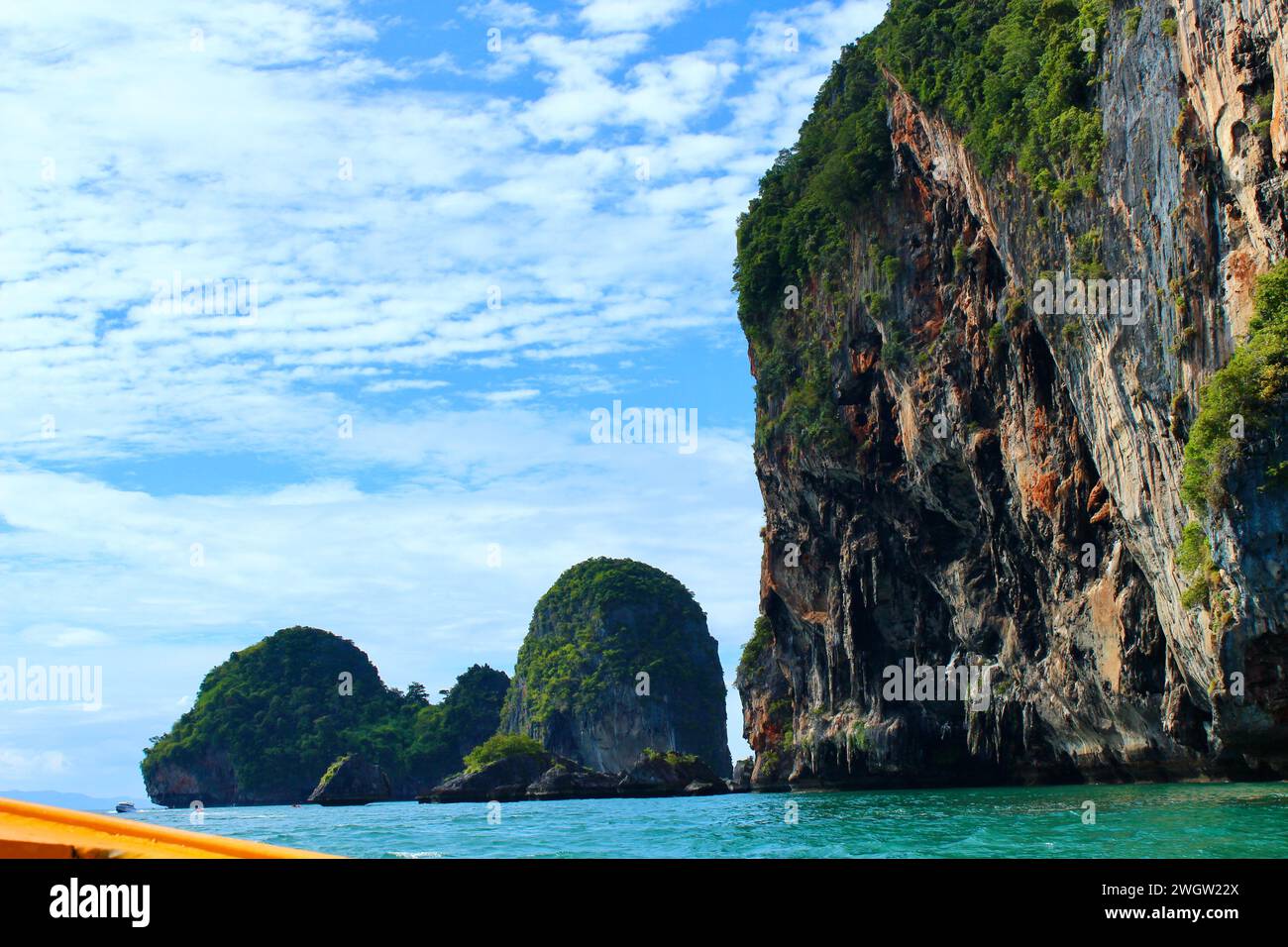 Vista della roccia calcarea vicino a un'isola, Krabi, Thailandia Foto Stock