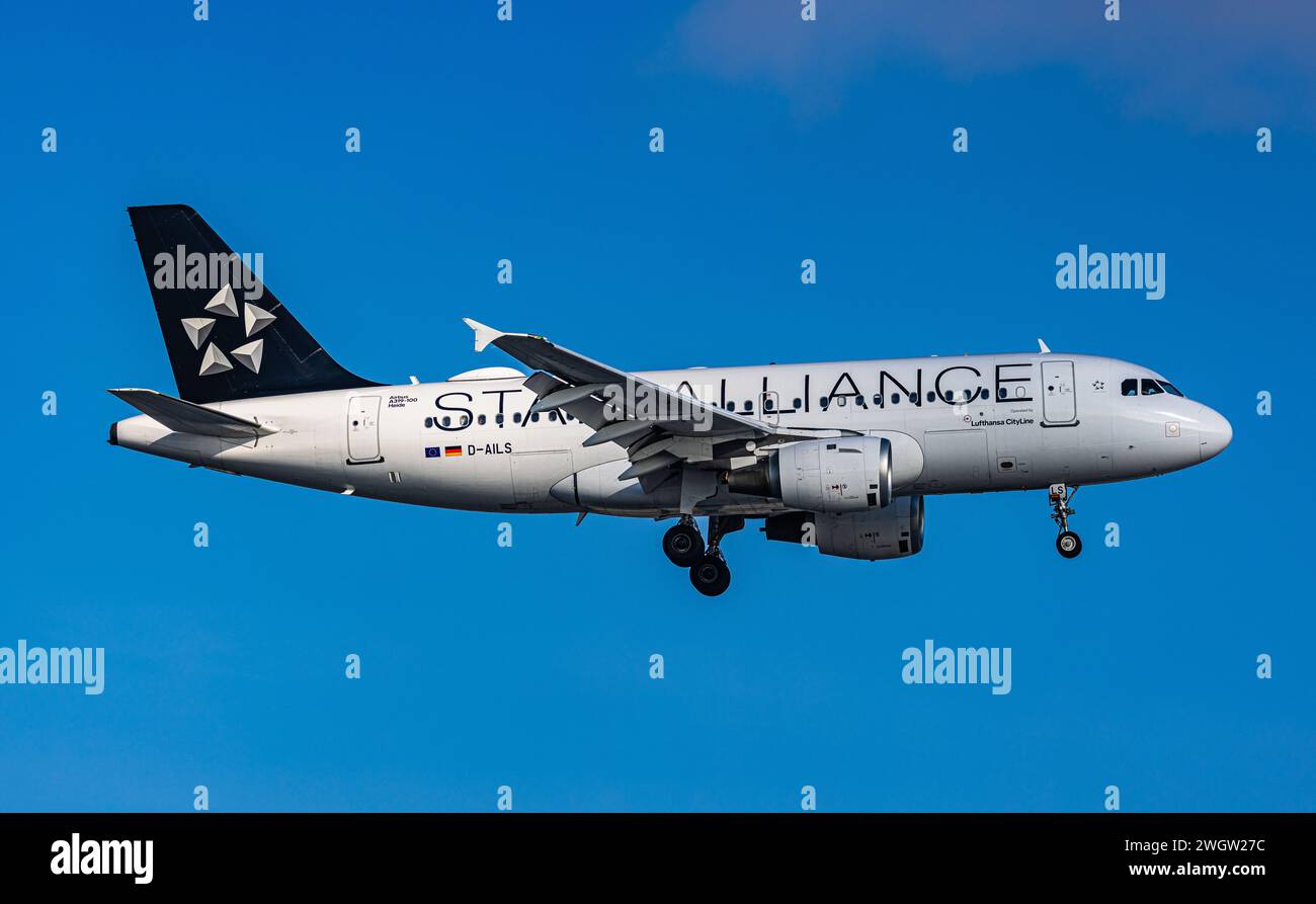 Ein Airbus A319-114 von Lufthansa befindet sich im Landeanflug auf den Flughafen Zürich. DAS Flugzeug Hat Die Bemalung der Luftfahrtallianz StarAllian Foto Stock