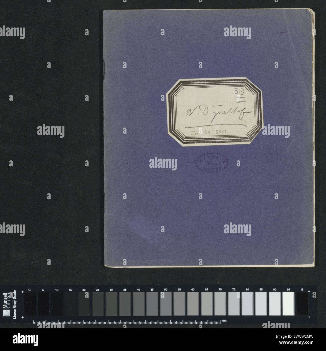 Album con 17 fogli con disegni e stampe incollati, Gerrit Willem Dijsselhof, 1876 - 1924 album album album composto da 17 fogli con disegni e stampe incollati, tra cui ex-libris, monogrammi, un foglio di calendario, decorazioni di libri e ornamenti. carta. cartone. inchiostro. vernice del ponte. matita. penna a gesso / incisione ex-libris. fogliame, tendini, rami  ornamento. decorazione di stampati Foto Stock