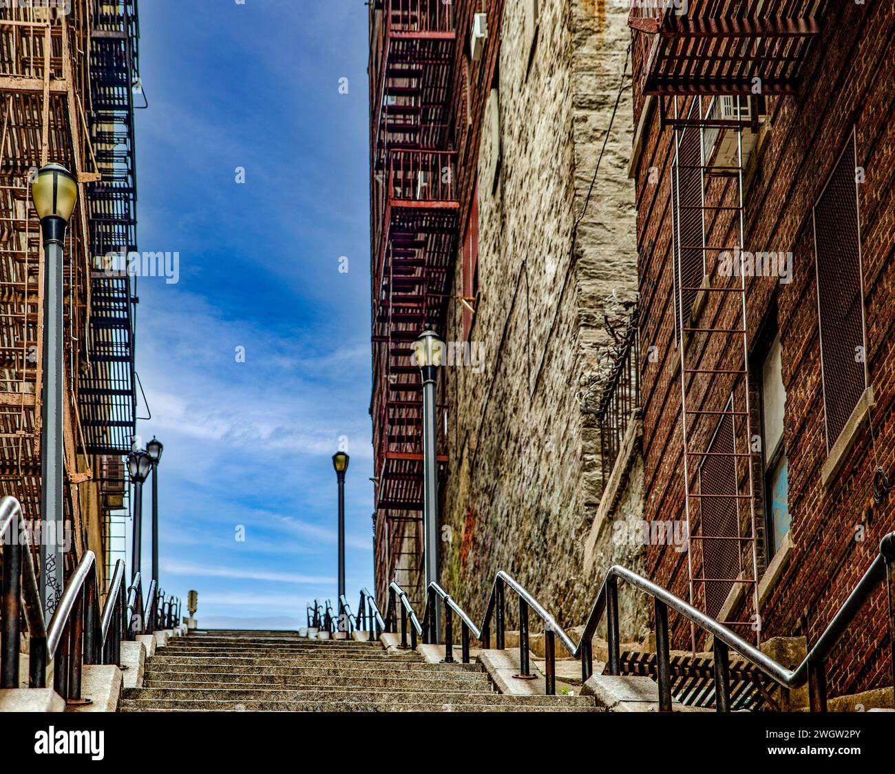 Le famose scale del Joker con un bel cielo nel famoso quartiere del Bronx, il famoso quartiere di New York negli Stati Uniti. Foto Stock