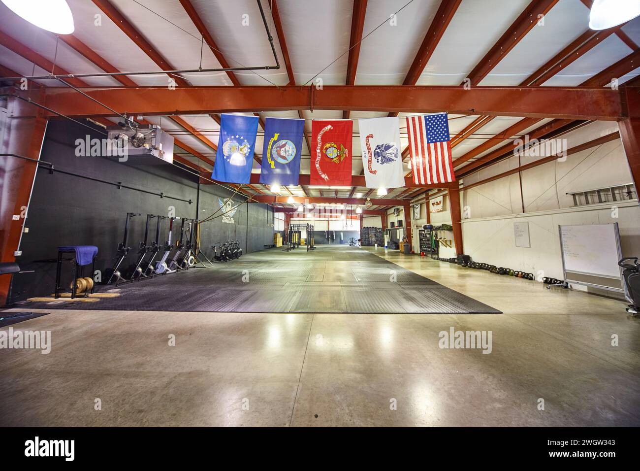 Ampia palestra con Crossfit zone e bandiere Patriottiche, vista grandangolare Foto Stock