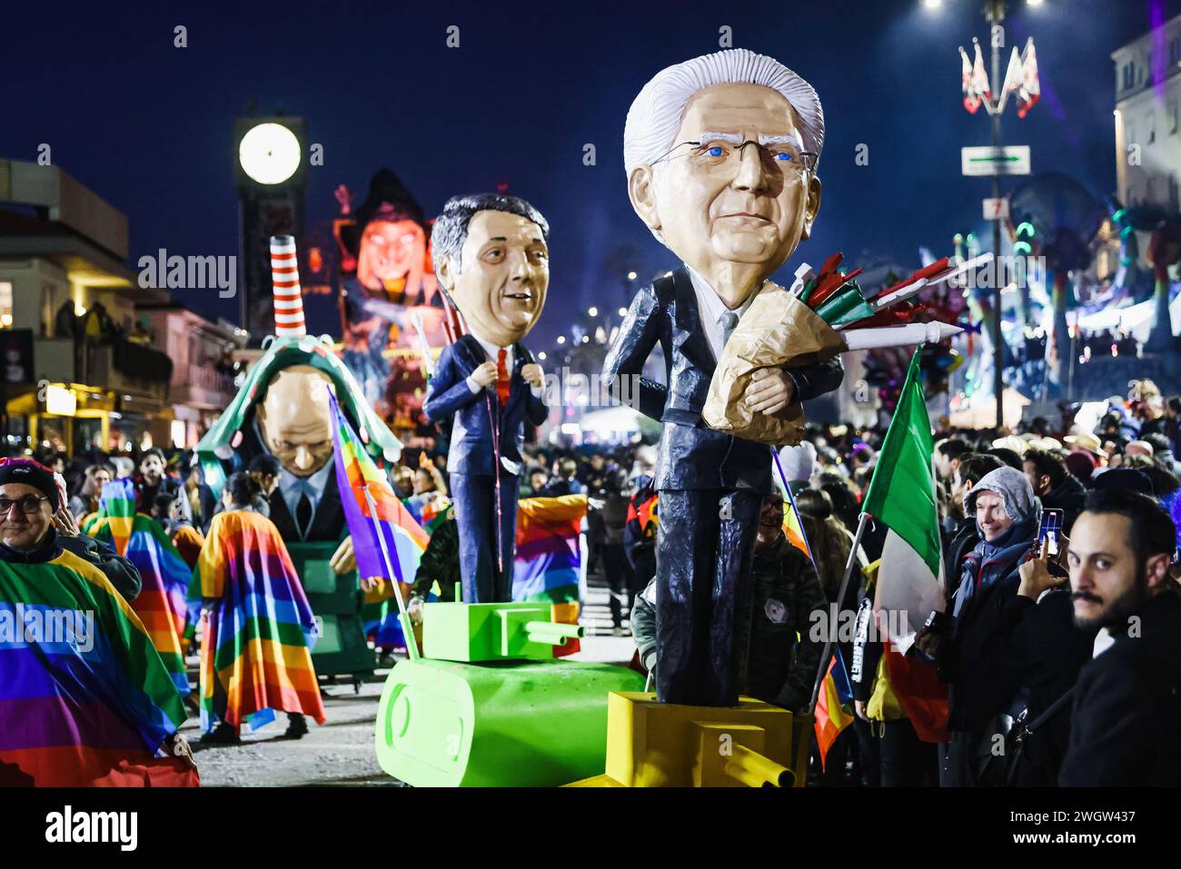 Viareggio, Italia. 3 febbraio 2024. Un galleggiante con una rappresentazione satirica di Sergio Mattarella partecipa alla prima sfilata mascherata del Carnevale di Viareggio a Viareggio, Italia, il 3 febbraio 2024. (Foto di Alessandro Bremec/NurPhoto) credito: NurPhoto SRL/Alamy Live News Foto Stock