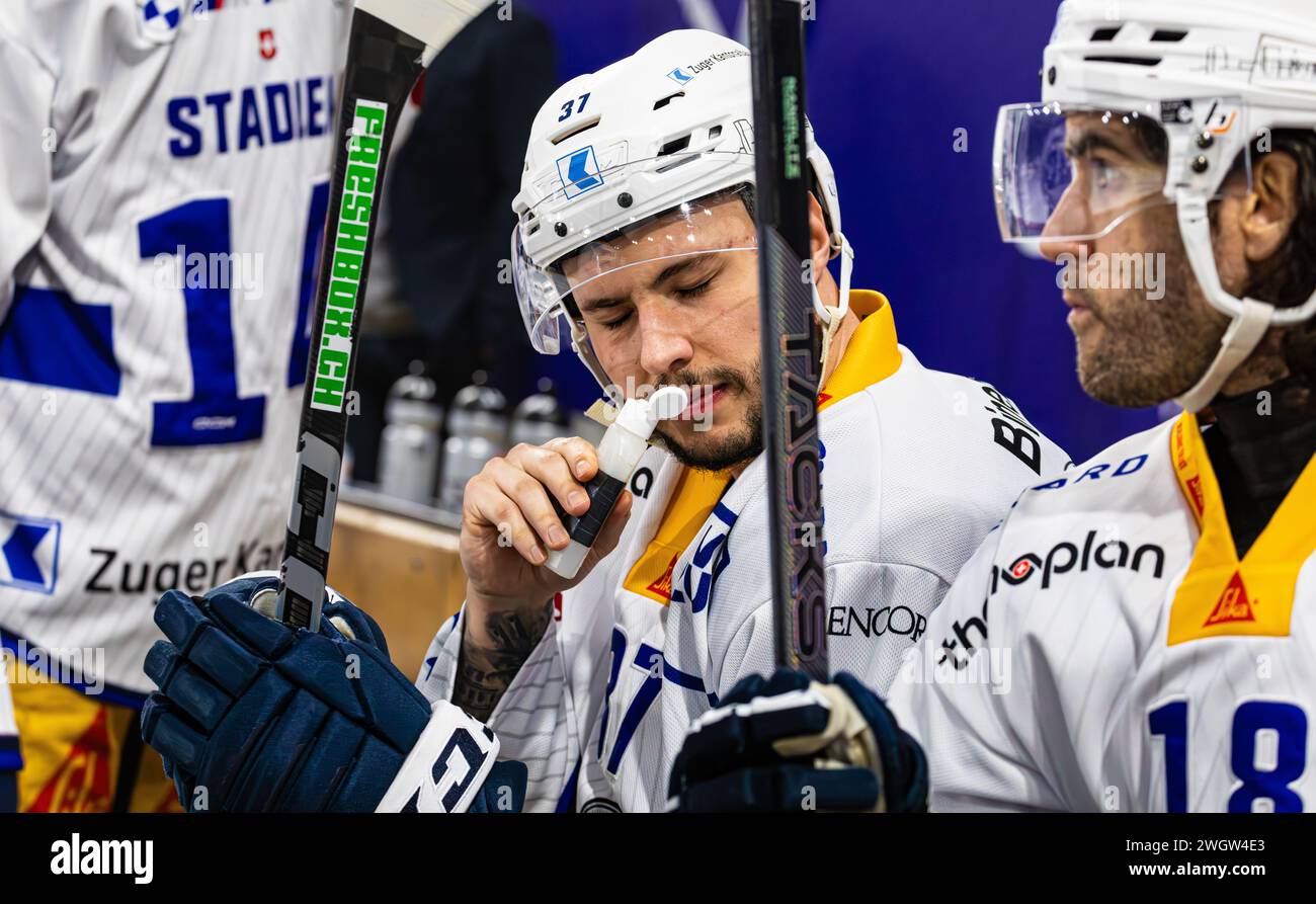 EHC Kloten - EV Zug, Stimo Arena, National League NL, stagione regolare: Verteidiger #37 Elia Riva (Zug) riecht an einer kleinen Flasche. (Kloten, Schwei Foto Stock