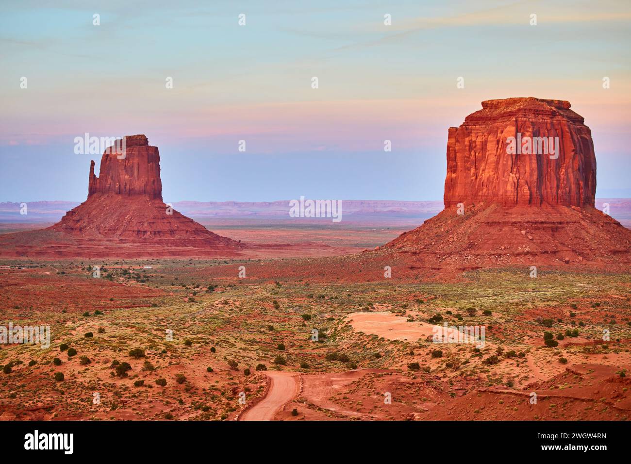 Monument Valley Buttes al Golden Hour, Arizona Desert Landscape Foto Stock