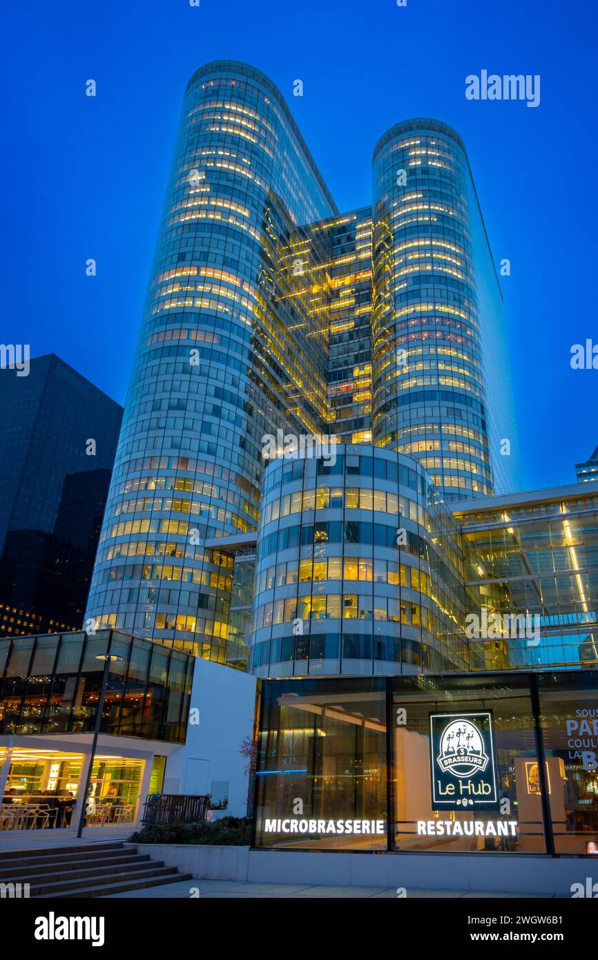 La Défense, Francia, illumina il grattacielo nel quartiere la Defense, solo editoriale. Foto Stock