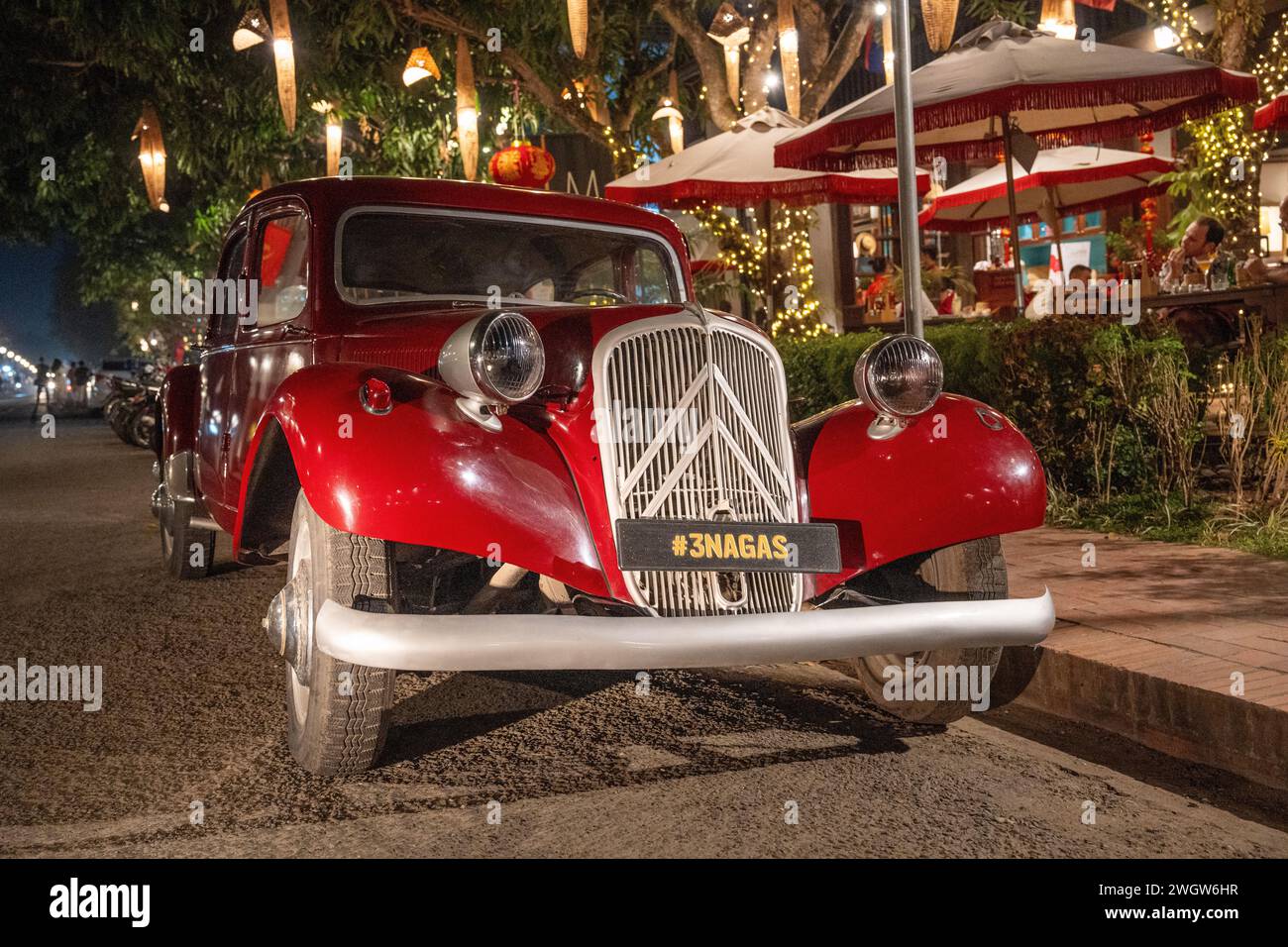 Una vecchia auto classica francese in una strada vicino a un ristorante Luang Prabang nel Laos Sud-est asiatico Foto Stock