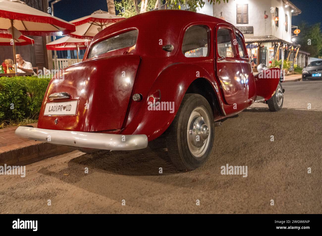 Una vecchia auto classica francese in una strada vicino a un ristorante Luang Prabang nel Laos Sud-est asiatico Foto Stock