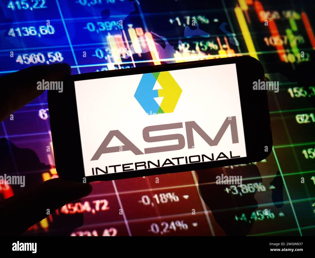 Konskie, Polonia - 5 febbraio 2024: Logo aziendale ASM International visualizzato sul telefono cellulare Foto Stock