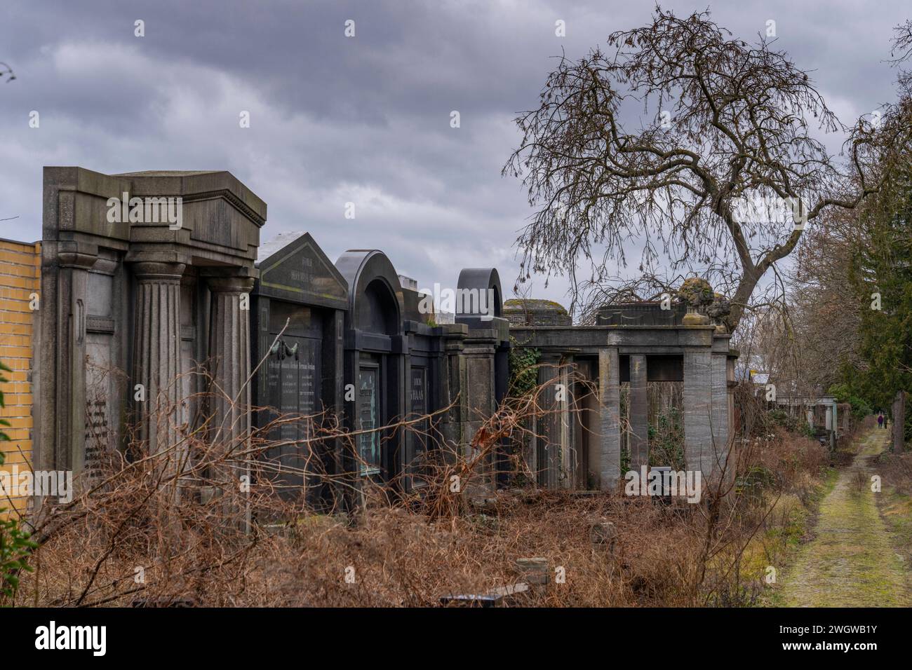 Gräber auf dem 1880 angelegten, 42 Hektar großen Jüdischen Friedhof a Berlin-Weißensee. MIT seinen 116000 Grabstellen ist er der flächenmäßi größte jüdische Friedhof in Europa. Der Friedhof steht unter Denkmalschutz. *** Graves nel cimitero ebraico di 42 ettari a Berlino Weißensee, che è stato istituito nel 1880 con le sue 116.000 tombe, è il più grande cimitero ebraico in Europa in termini di area il cimitero è un edificio storico Foto Stock