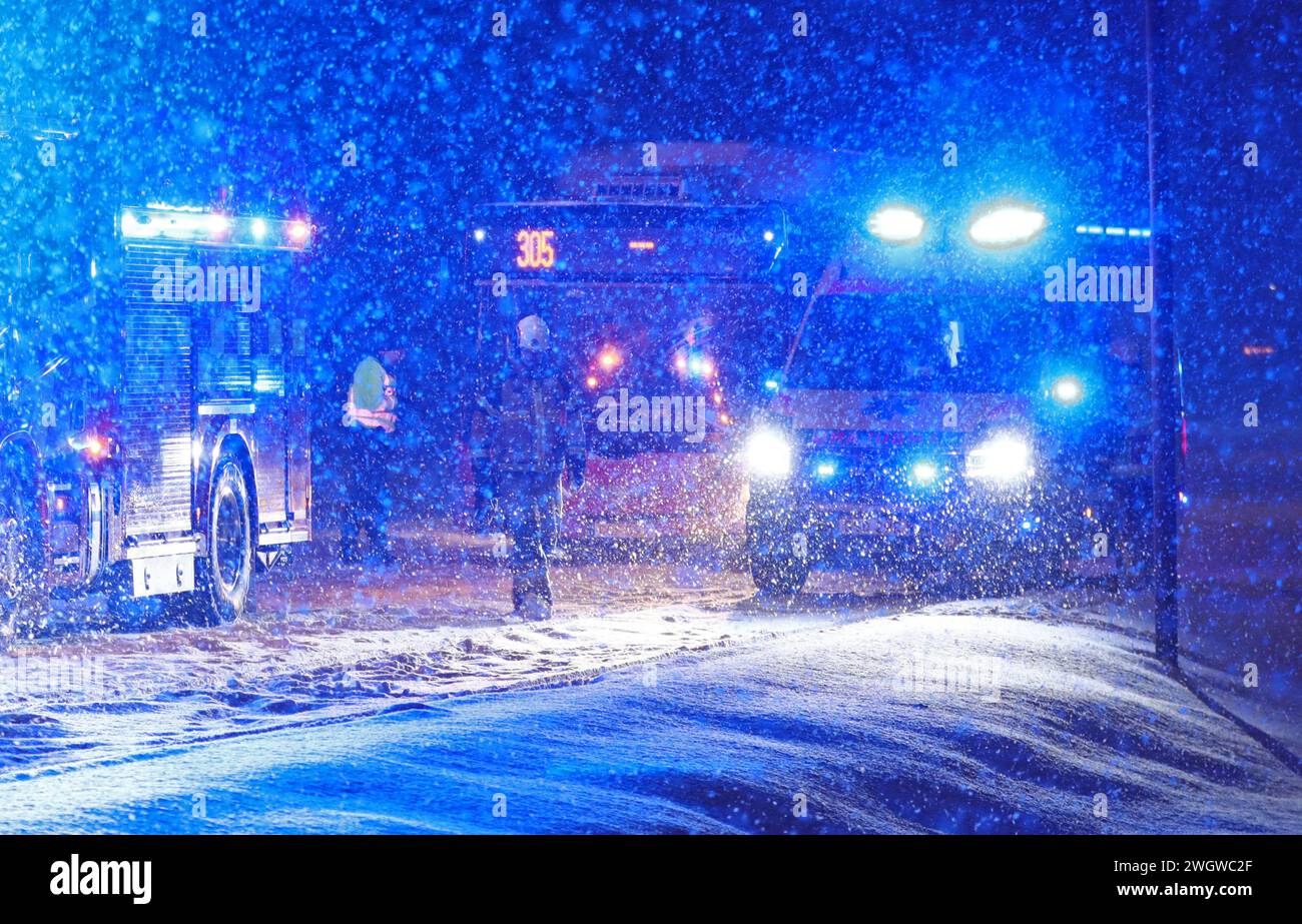 Motala, Svezia. 6 febbraio 2024. Incidente stradale tra auto e autobus nella forte nevicata di martedì sera, Motala, Svezia. I servizi di soccorso sul posto in caso di forte nevicata. Crediti: Jeppe Gustafsson/Alamy Live News Foto Stock