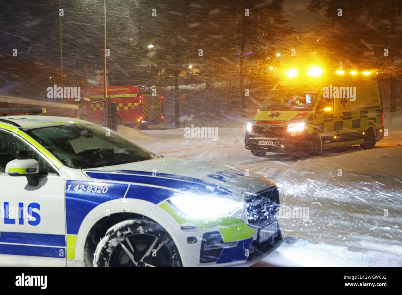 Motala, Svezia. 6 febbraio 2024. Incidente stradale tra auto e autobus nella forte nevicata di martedì sera, Motala, Svezia. I servizi di soccorso, la polizia e i servizi di imboscamento sul posto in caso di forte nevicata. Crediti: Jeppe Gustafsson/Alamy Live News Foto Stock