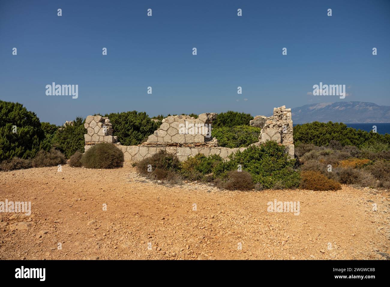 Antiche rovine sul capo Skinari in soleggiata giornata estiva. Isola di Zante, Grecia. Grecia, Zante, strada per il faro di skinari sull'isola di zante a nord c Foto Stock