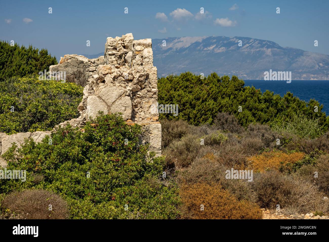 Antiche rovine sul capo Skinari in soleggiata giornata estiva. Isola di Zante, Grecia. Grecia, Zante, strada per il faro di skinari sull'isola di zante a nord c Foto Stock