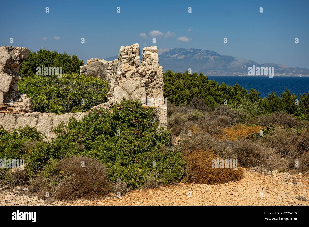 Antiche rovine sul capo Skinari in soleggiata giornata estiva. Isola di Zante, Grecia. Grecia, Zante, strada per il faro di skinari sull'isola di zante a nord c Foto Stock