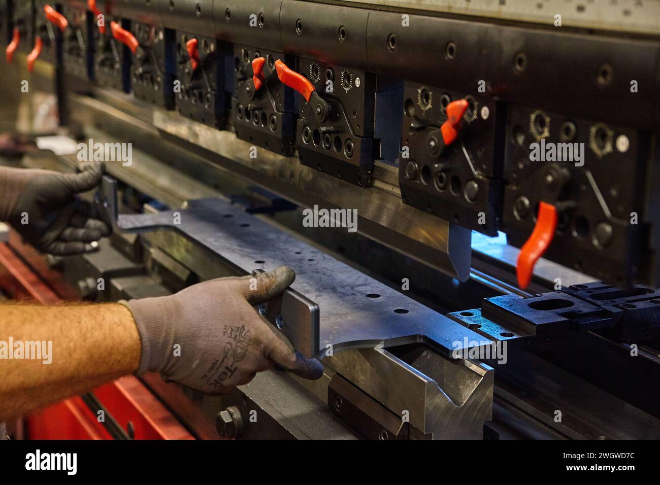 Lavoratore esperto che lavora presso l'officina meccanica Press Brake in Metal Foto Stock