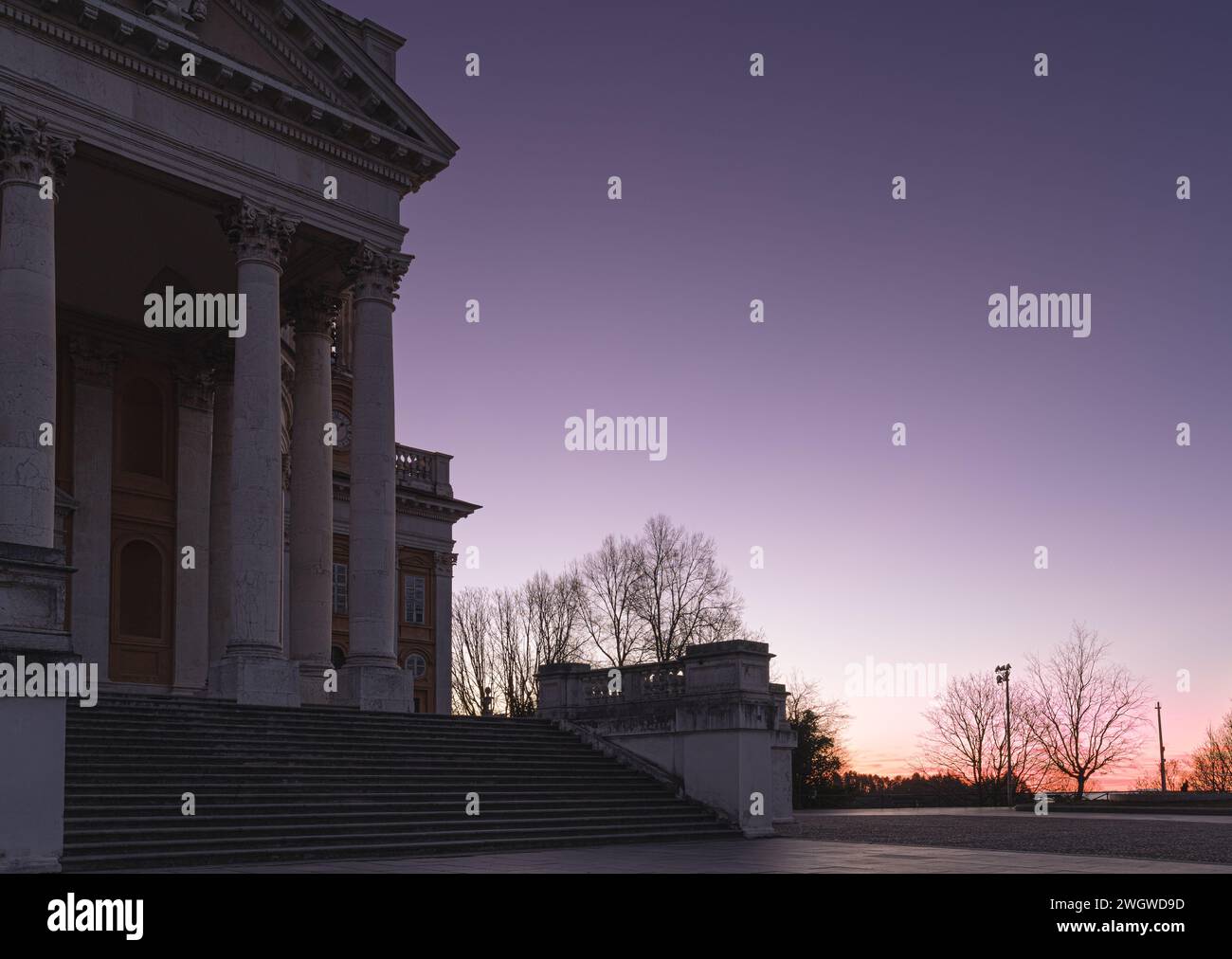 Uscita dall'ora blu all'ora dorata sulla collina di Superga, all'alba. Foto Stock