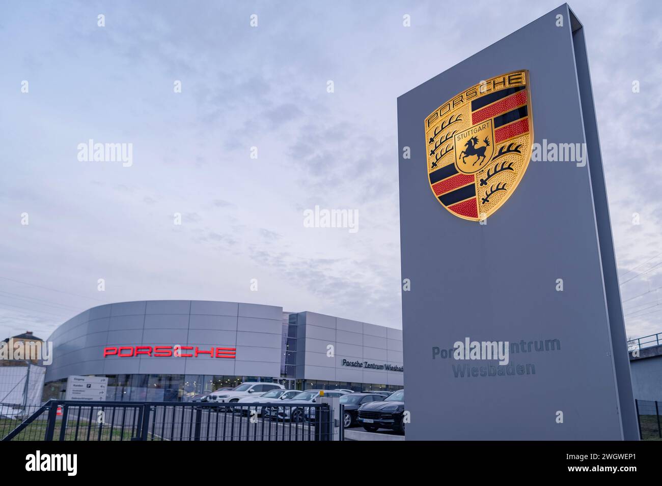 Banner pubblicitari Porsche, edificio di concessionarie di automobili, Porsche Automobil Holding salone automobilistico, ufficio vendite, logo aziendale sig Foto Stock