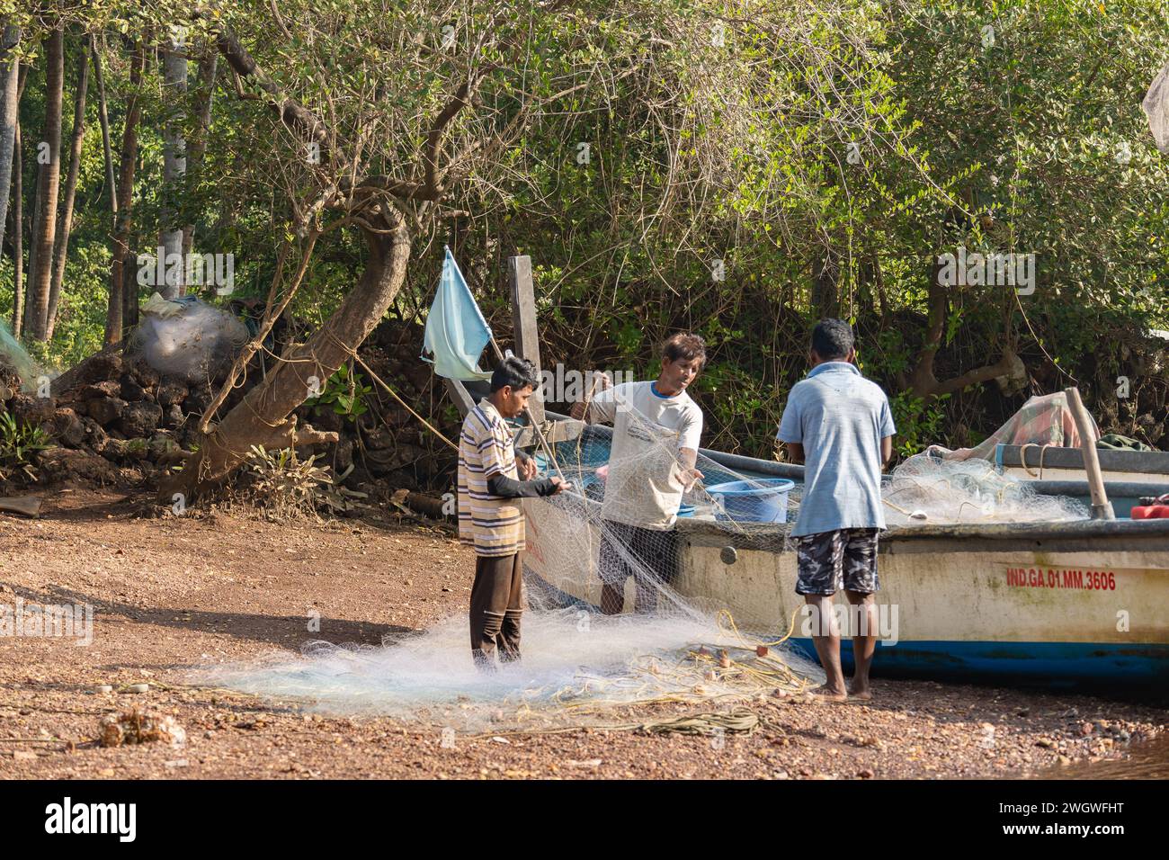 Agonda, Goa, India, pescatori che preparano una rete da pesca sulla barca, solo editoriale. Foto Stock
