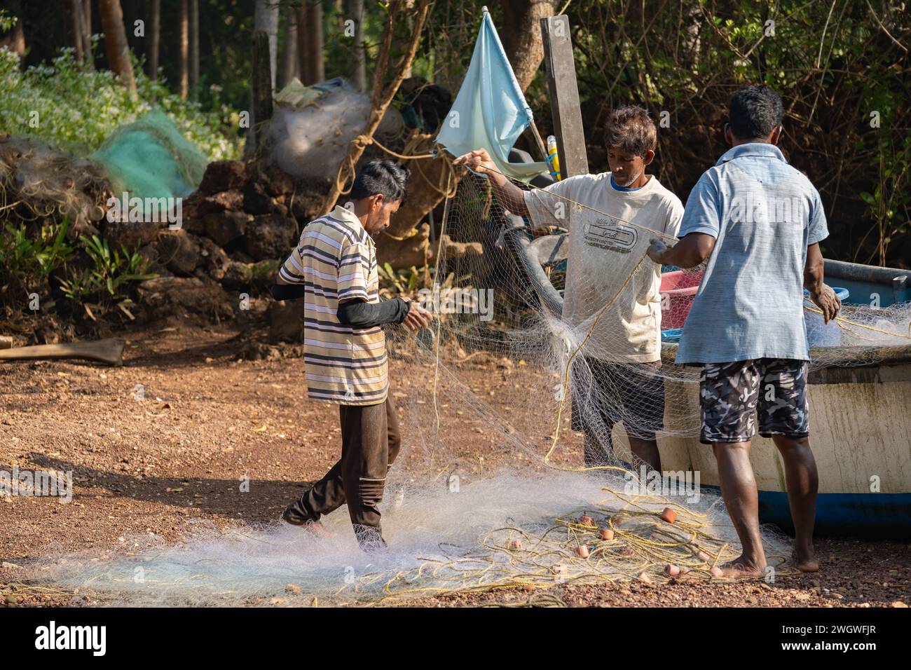 Agonda, Goa, India, pescatori che preparano una rete da pesca sulla barca, solo editoriale. Foto Stock