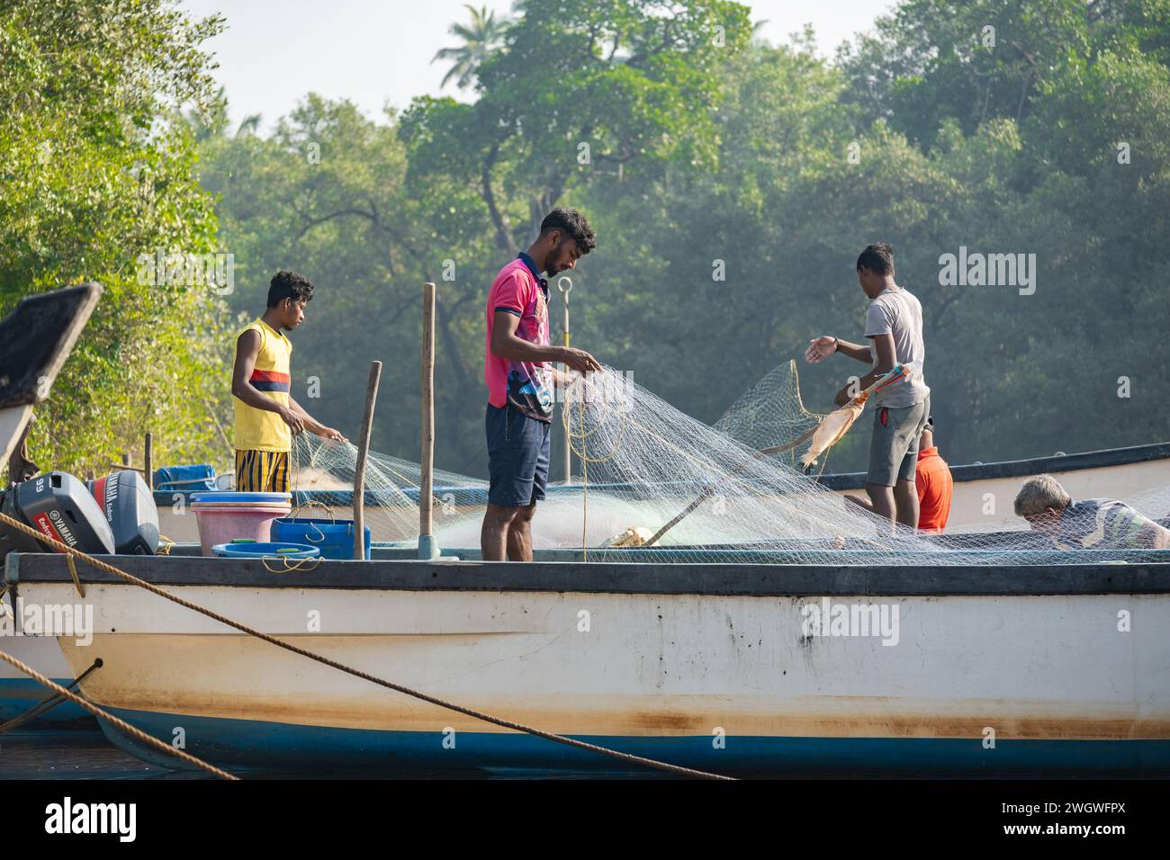 Agonda, Goa, India, pescatori che preparano una rete da pesca sulla barca, solo editoriale. Foto Stock