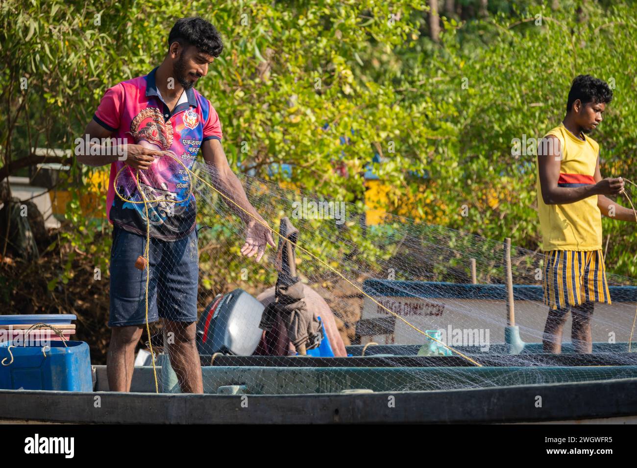 Agonda, Goa, India, pescatori che preparano una rete da pesca sulla barca, solo editoriale. Foto Stock