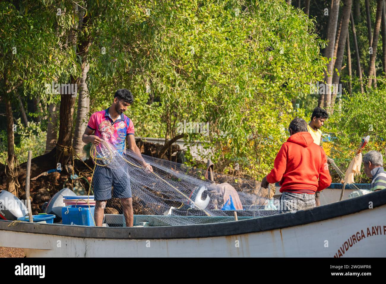 Agonda, Goa, India, pescatori che preparano una rete da pesca sulla barca, solo editoriale. Foto Stock