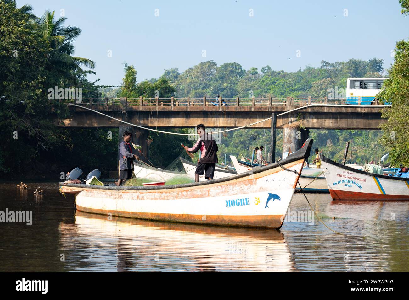 Agonda, Goa, India, pescatore in barca in una laguna di Agonda Beach, solo editoriale. Foto Stock