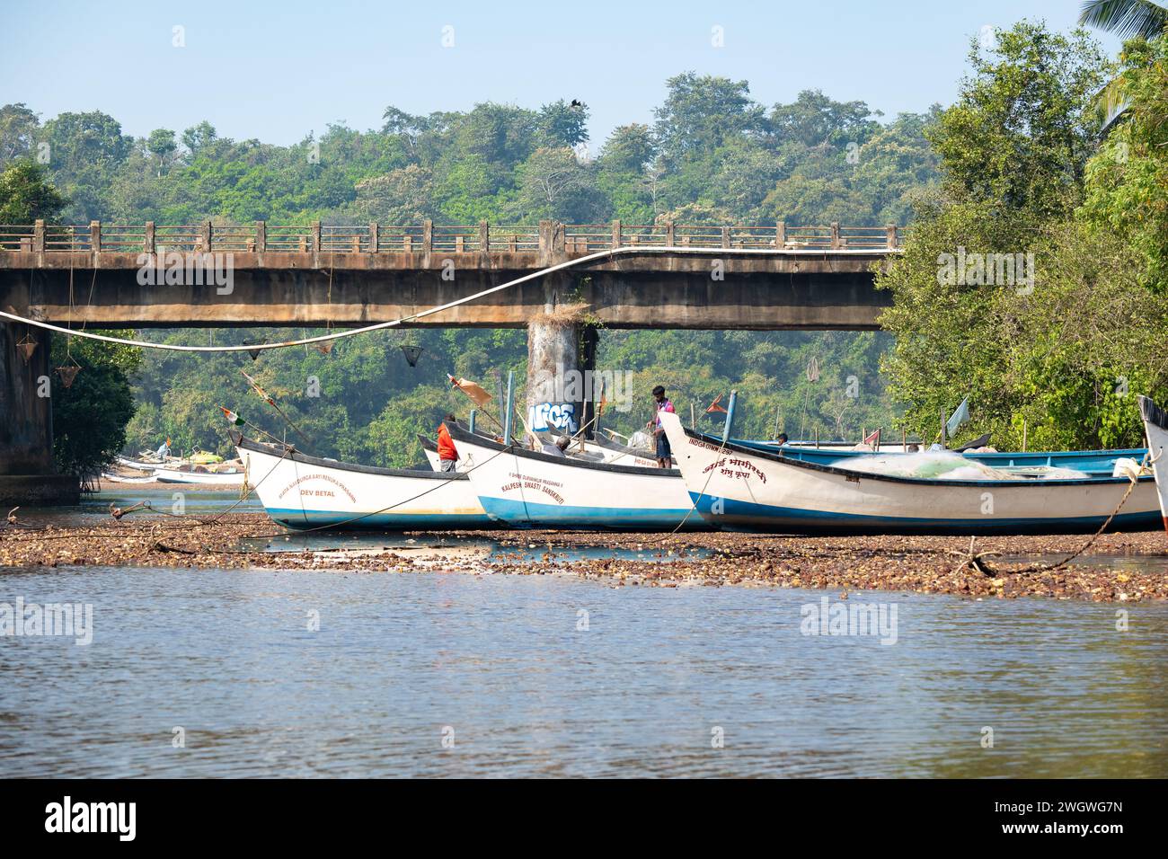 Agonda, Goa, India, pescatore in barca in una laguna di Agonda Beach, solo editoriale. Foto Stock