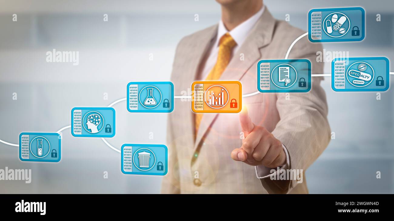 Dirigente irriconoscibile che seleziona un blocco in un sistema blockchain. Concetto di tecnologia dell'informazione per un database farmaceutico distribuito in un Foto Stock