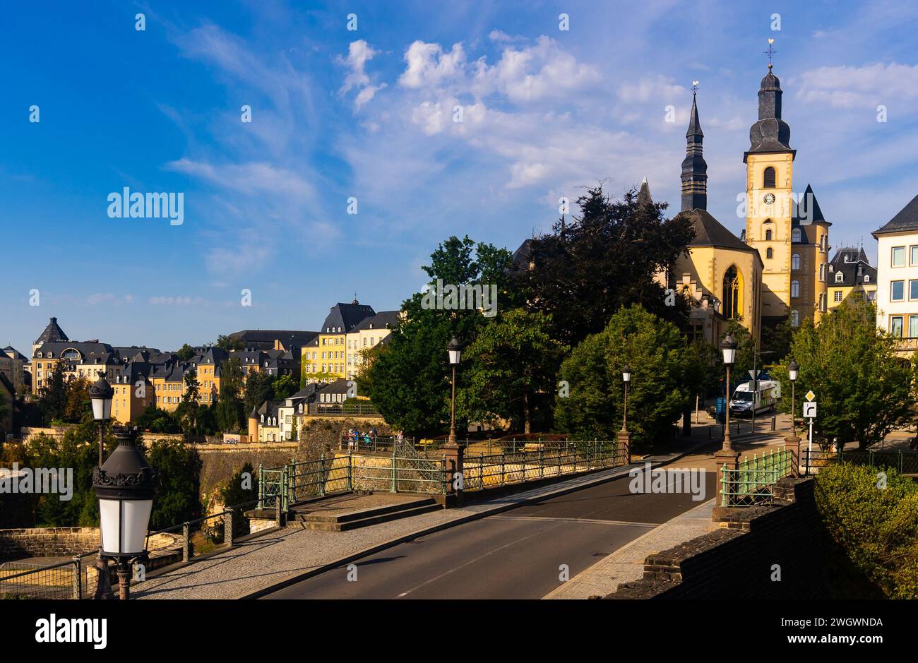 Visite turistiche a piedi o in treno - Chiesa di San Michele nel quartiere Ville Haute. Michaelskirche, Lussemburgo Foto Stock